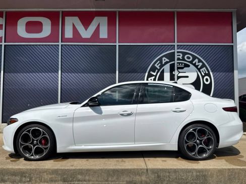 Used 2022 Alfa Romeo Giulia Veloce AWD/4WD image 15