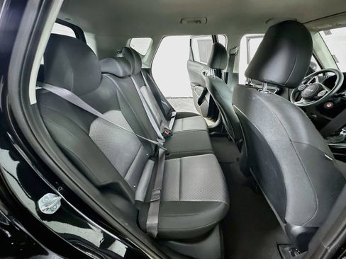 Used 2025 Kia Soul LX w/ LX Technology Package FWD image 11