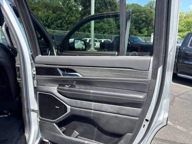 Used 2022 Jeep Wagoneer Series III w/ Premium Group I AWD/4WD image 33