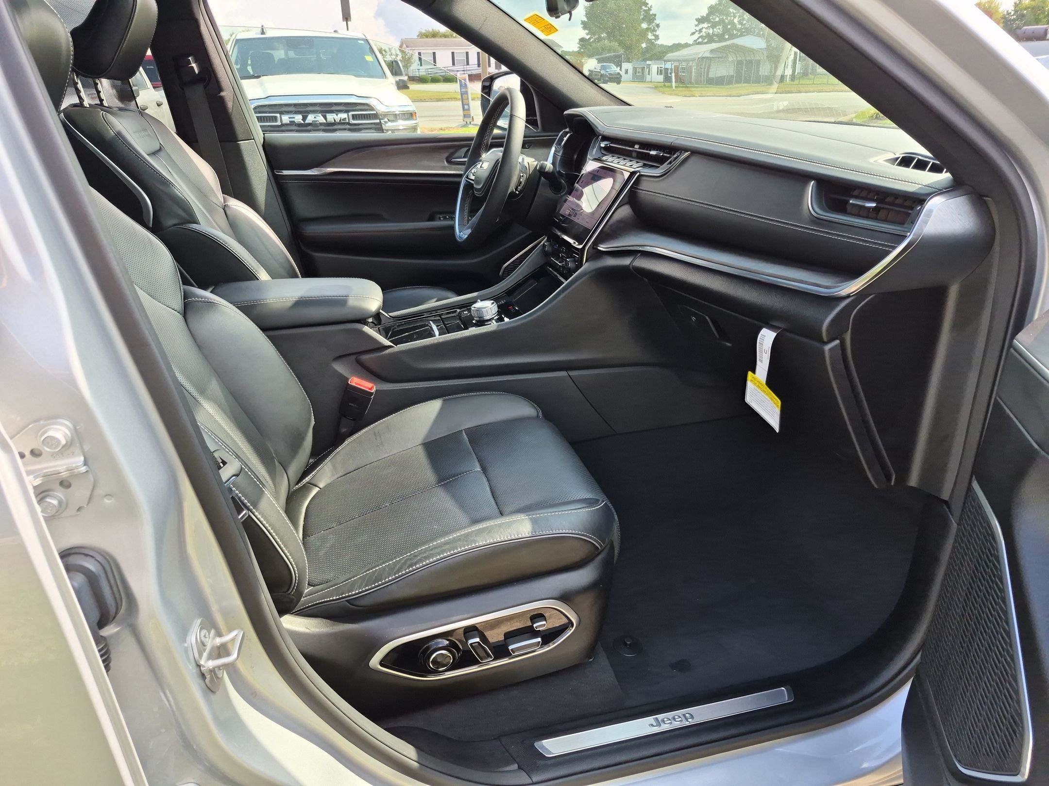 Used 2025 Jeep Grand Cherokee L Overland w/ Luxury Tech Group IV AWD/4WD image 25