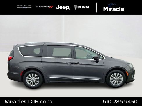 Certified 2018 Chrysler Pacifica Touring-L image 8