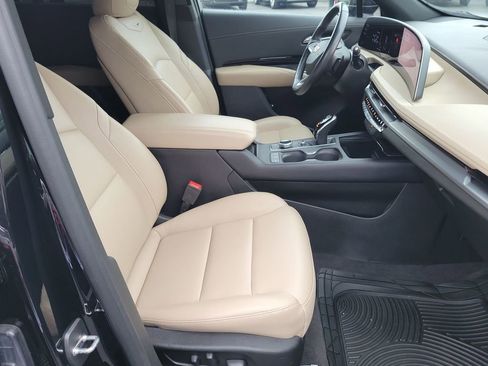 Certified 2024 Cadillac XT4 Luxury w/ Cold Weather Package image 25