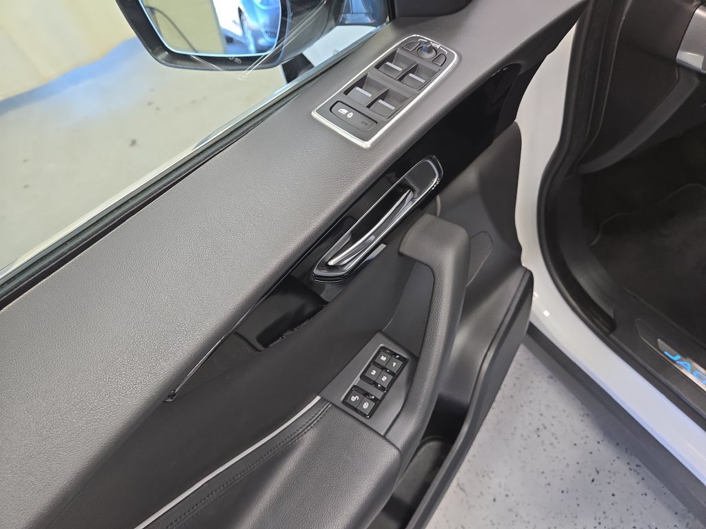Used 2020 Jaguar F-PACE Premium AWD/4WD image 11