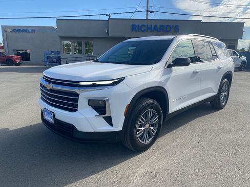 Used 2026 Chevrolet Traverse LT image 8