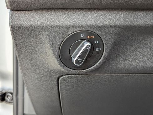 Used 2023 Volkswagen Jetta SE w/ Panoramic Sunroof Package image 18