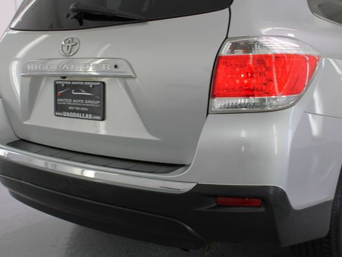 Used 2011 Toyota Highlander SE w/ Tow Pkg FWD image 23