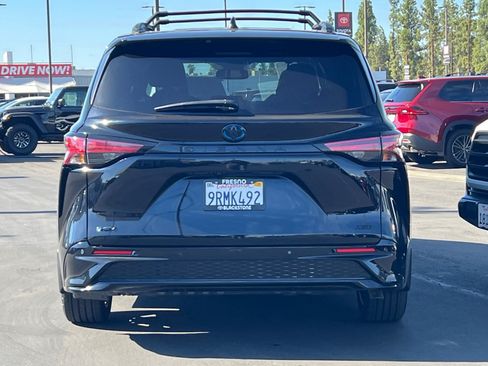 Used 2025 Toyota Sienna XSE w/ XSE Plus Package FWD image 4