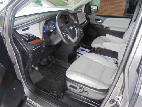 Used 2017 Toyota Sienna Limited Premium w/ Advanced Technology Package image 7