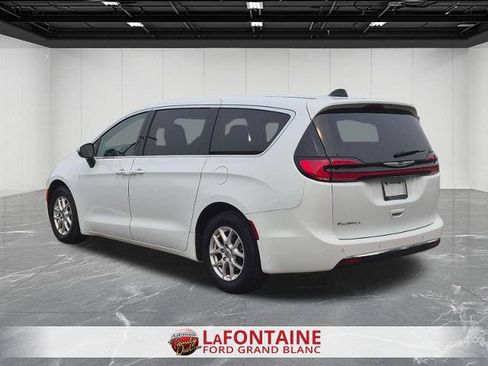 Used 2023 Chrysler Pacifica Touring-L FWD image 3