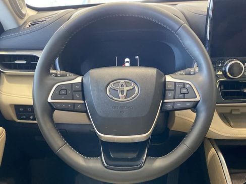 Used 2024 Toyota Highlander Platinum AWD/4WD image 17