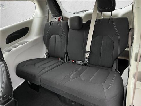 Used 2022 Chrysler Voyager LX FWD image 18