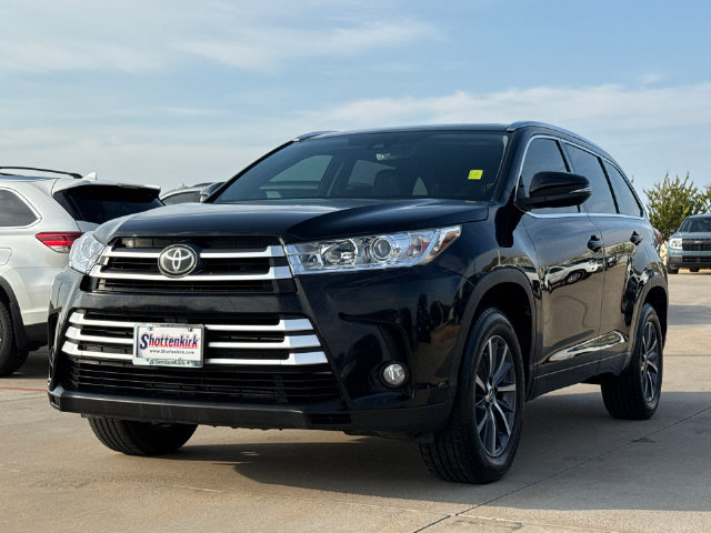 Used 2017 Toyota Highlander XLE FWD image 3