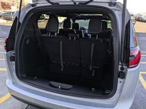 New 2026 Chrysler Pacifica Limited image 27
