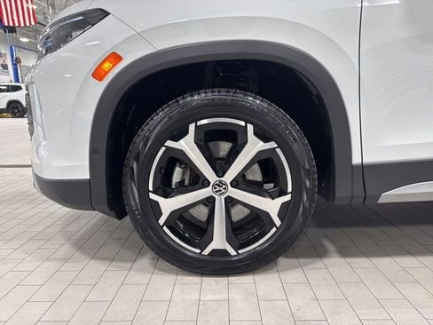 Certified 2025 Volkswagen Tiguan SE image 22