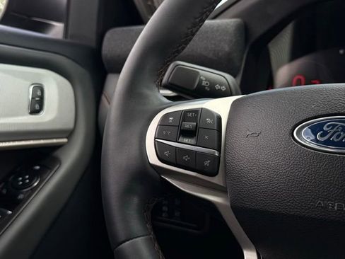 Used 2025 Ford Explorer Active AWD/4WD image 9