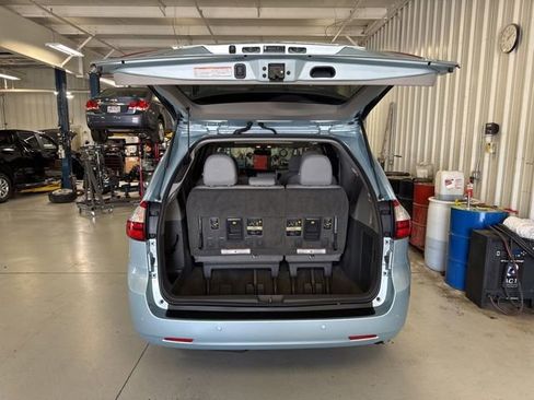 Used 2017 Toyota Sienna XLE w/ XLE Navigation Package FWD image 17