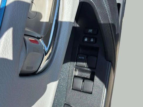 Used 2015 Toyota Corolla LE image 29