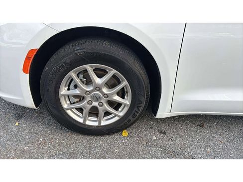 Used 2024 Chrysler Pacifica Touring-L image 22