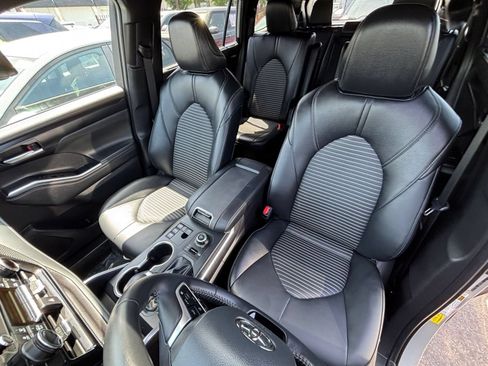 Used 2025 Toyota Highlander XSE AWD/4WD image 32