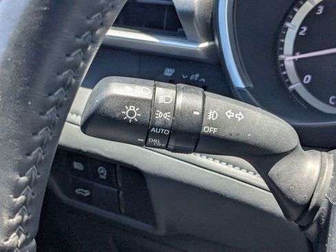 Used 2024 Toyota Highlander XLE AWD/4WD image 30