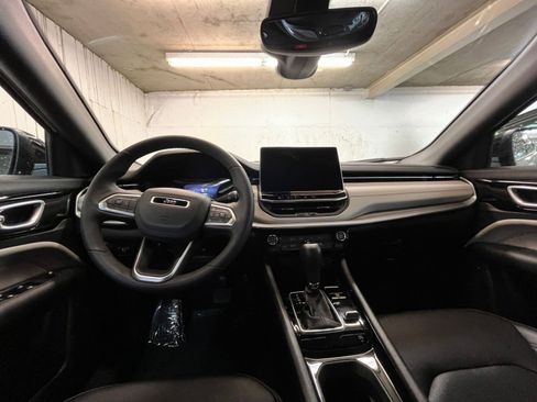 Used 2025 Jeep Compass Limited image 34