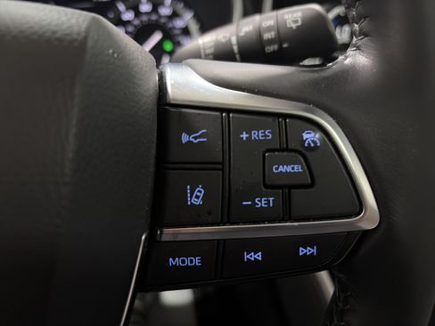 Used 2021 Toyota Highlander XLE AWD/4WD image 18