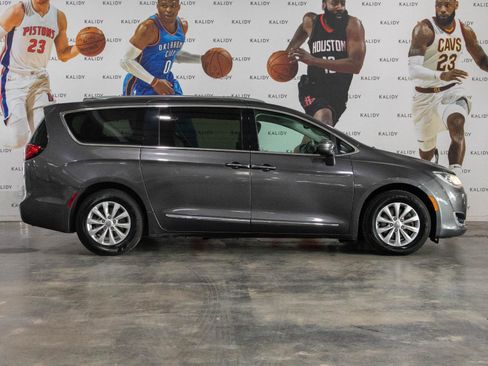 Used 2019 Chrysler Pacifica Touring-L image 17