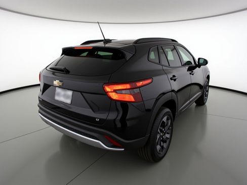Used 2025 Chevrolet Trax LT image 9