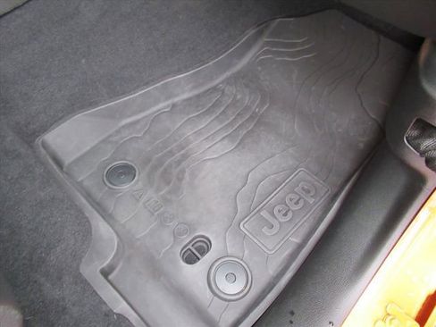 Used 2025 Jeep Wrangler Sahara image 12