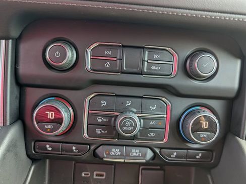 Used 2022 Chevrolet Suburban LT w/ Luxury Package AWD/4WD image 20