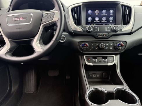 Used 2024 GMC Terrain SLT image 27