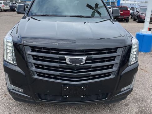 Used 2019 Cadillac Escalade Platinum image 2