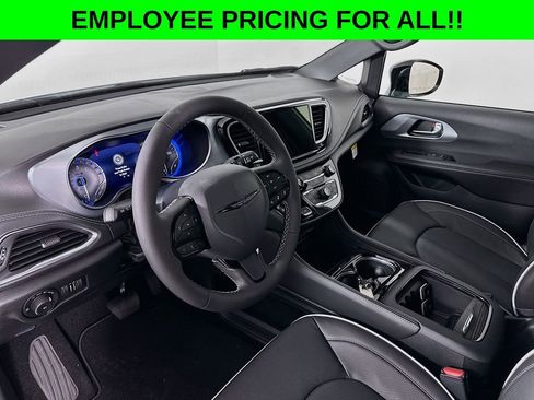 New 2026 Chrysler Pacifica Limited w/ Uconnect Theater Family Group image 10