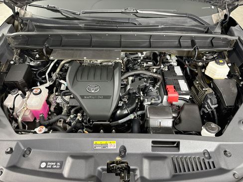 Used 2023 Toyota Highlander LE AWD/4WD image 29
