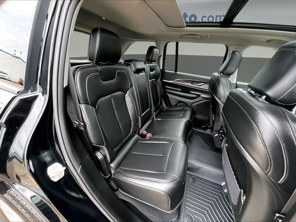 Used 2023 Jeep Grand Cherokee Limited AWD/4WD image 28