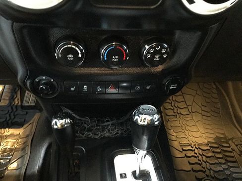 Used 2014 Jeep Wrangler Unlimited Sahara image 28