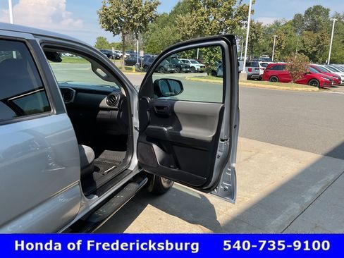 Used 2019 Toyota Tacoma SR5 w/ Four Season Floor Mat Package AWD/4WD image 19