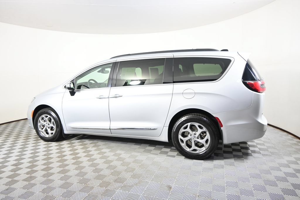 Used 2023 Chrysler Pacifica Limited AWD/4WD image 3