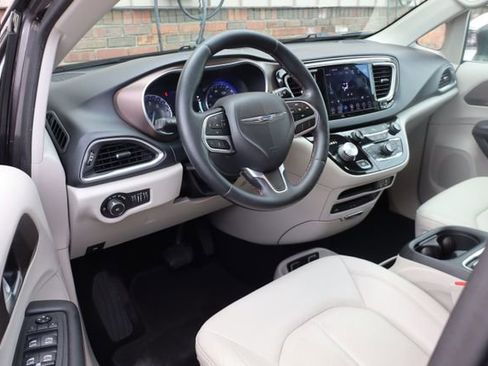 Used 2018 Chrysler Pacifica Touring-L Plus FWD image 11