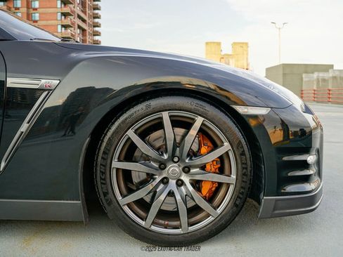 Used 2014 Nissan GT-R Premium w/ Premium Interior Package AWD/4WD image 11