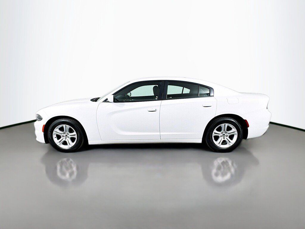 Used 2019 Dodge Charger SXT RWD image 2