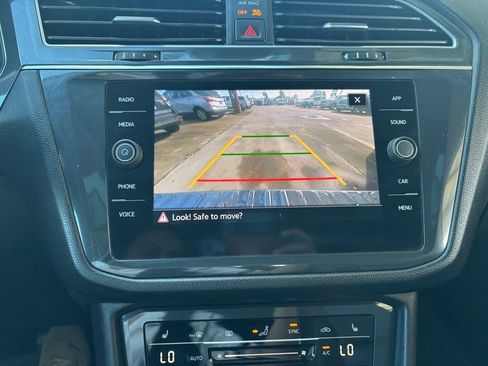 Used 2022 Volkswagen Tiguan SE w/ Panoramic Sunroof Package FWD image 26