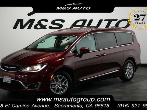 Used 2020 Chrysler Pacifica Touring-L FWD image 1