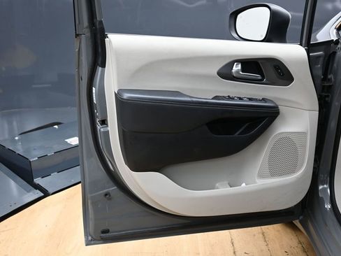 Used 2023 Chrysler Pacifica Touring-L FWD image 27