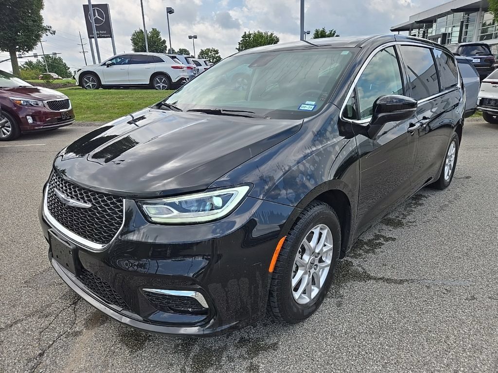 Used 2023 Chrysler Pacifica Touring-L FWD image 10