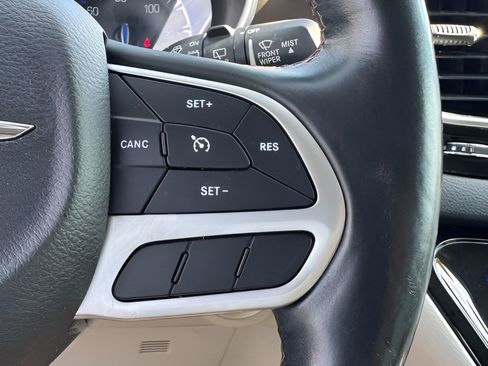 Used 2018 Chrysler Pacifica Touring-L Plus FWD image 25