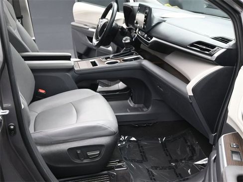Used 2022 Toyota Sienna XLE image 15