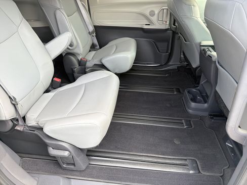 Used 2022 Toyota Sienna XLE FWD image 25