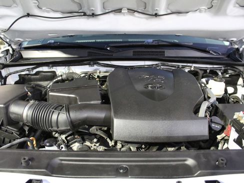 Used 2021 Toyota Tacoma SR5 AWD/4WD image 32