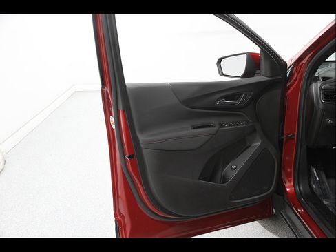 Certified 2022 Chevrolet Equinox RS w/ Infotainment Package FWD image 4